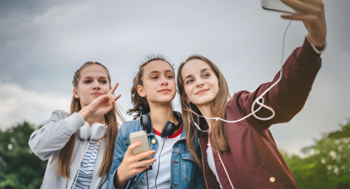 Oltre lo schermo: le vere radici della violenza giovanile e l'impatto del mondo digitale
